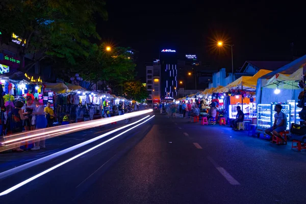 Egy éjszakai neon utca a Ben Thanh piacon Ho Chi Minh Vietnam széles lövés — Stock Fotó