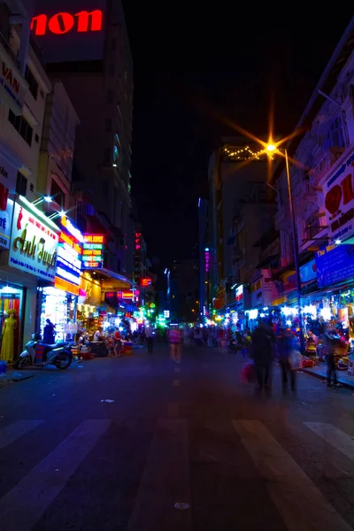 Noční neon ulice v Ben Thanh trhu v Ho Chi Minh Vietnam široký záběr — Stock fotografie