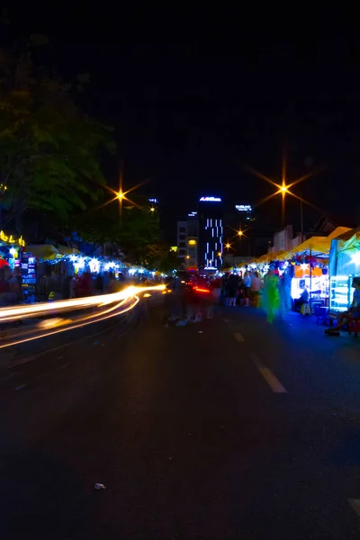 Eine nächtliche Neonstraße auf dem Ben Thanh Markt in Ho Chi Minh Vietnam Weitwinkelaufnahme — Stockfoto