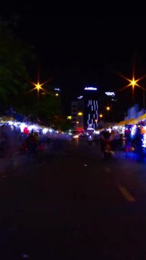 Ho Chi Minh Vietnam 'daki Ben Thanh pazarında gece çekimleri dikey zoom