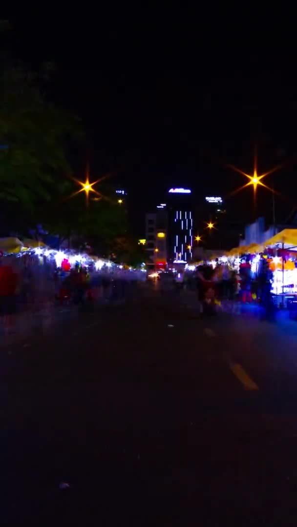 Нічний темпес вулиці на ринку Бен Тхань у Хо Ши Міні В'єтнам вертикальний постріл масштаб — стокове відео