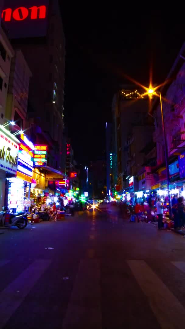 Sebuah malam tiLapse jalan di Ben Thanh pasar di Ho Chi Minh Vietnam vertikal ditembak — Stok Video