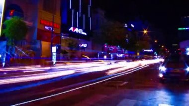 Ho Chi Minh Vietnam 'daki Ben Thanh pazarında neon sokağın gece görüntüsü.