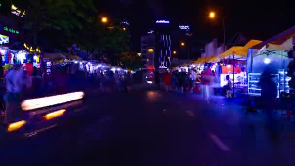 호치민에 있는 벤 탄 (Ben Thanh) 시장의 네온 거리의 야간 타이머 아웃 베트남넓은 샷 기울기 — 비디오