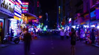 Ho Chi Minh Vietnam 'daki Ben Thanh pazarında neon sokağın gece görüntüsü.