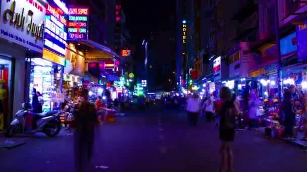 Нічний таймелапсис неонової вулиці на Бен Тхань ринку в Хо Ши Мін В'єтнамі широкомасштабний ударний масштаб — стокове відео