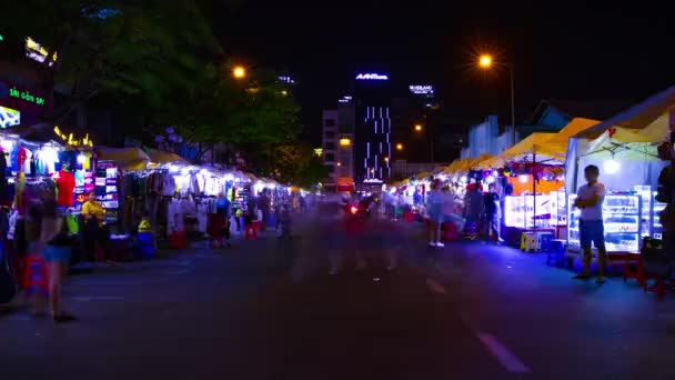 ホーチミンのベンタン市場でのネオン通りの夜のタイムラプスベトナムワイドショット — ストック動画