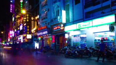Ho Chi Minh Vietnam 'daki Bui Vien caddesindeki neon ışıklarının gece görüntüsü.