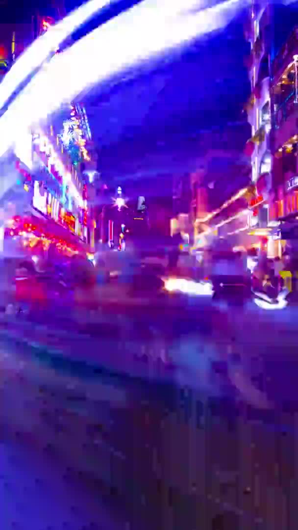 Μια νύχτα timelapse του νέον στο κέντρο της πόλης σε Bui Vien δρόμο στο Ho Chi Minh Βιετνάμ κάθετη βολή zoom — Αρχείο Βίντεο