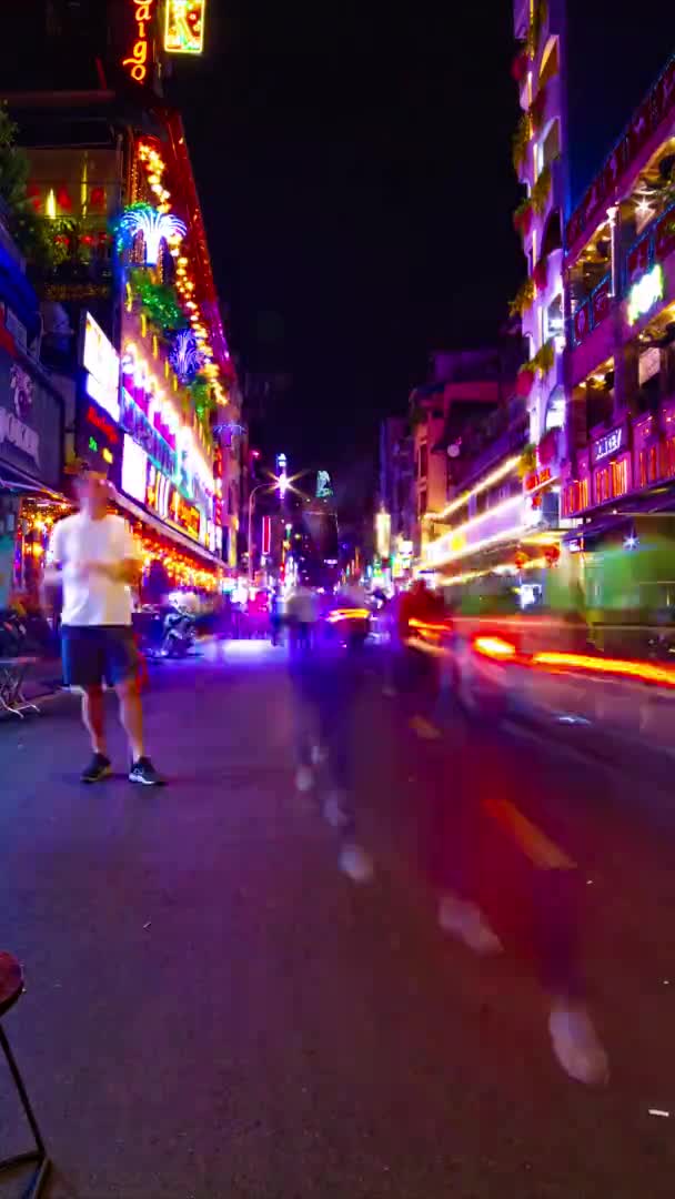 Ночной хронометраж неонового центра города на улице Буй Вьен в вертикальном снимке Хошимина во Вьетнаме — стоковое видео