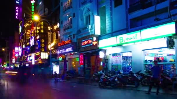 En nat time-lapse af neon downtown på Bui Vien gade i Ho Chi Minh Vietnam bred skudt panorering – Stock-video