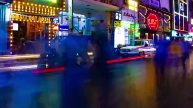 Ho Chi Minh Vietnam 'daki Bui Vien caddesindeki neon ışıklarının gece görüntüsü.