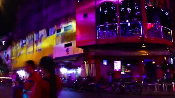 Sebuah malam tiLapse dari neon pusat kota di Bui Vien jalan di Ho Chi Minh Vietnam tembakan panning lebar — Stok Video