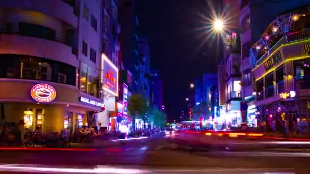 En natt timelapse av neon centrum på Bui Vien gatan i Ho Chi Minh Vietnam bred skott panorering — Stockvideo