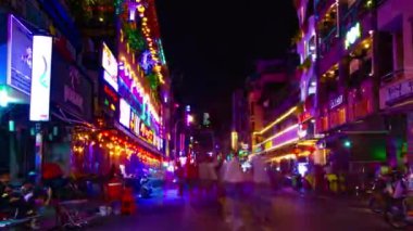 Ho Chi Minh Vietnam 'daki Bui Vien caddesindeki neon ışıklarının gece görüntüsü.