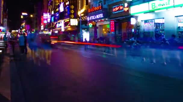 Μια νύχτα timelapse του νέον στο κέντρο της πόλης σε Bui Vien δρόμο στο Ho Chi Minh Βιετνάμ ευρύ πλάνο panning — Αρχείο Βίντεο