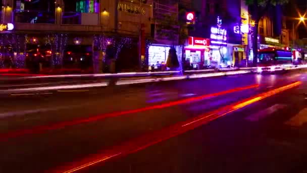 Nocny timelapse neonu śródmieście na Bui Vien ulicy w Ho Chi Minh Wietnam szeroki strzał panning — Wideo stockowe