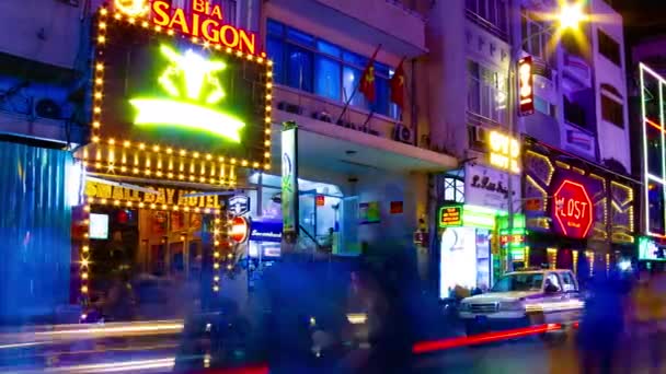 Un lapso de tiempo nocturno del centro de neón en la calle Bui Vien en Ho Chi Minh Panorama de Vietnam — Vídeos de Stock