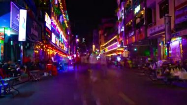 Ho Chi Minh Vietnam 'daki Bui Vien caddesinde neon ışıklarının olduğu gece.