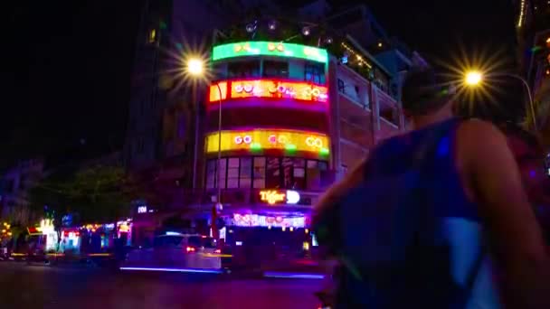 Ein nächtlicher Zeitraffer der Neon-Innenstadt an der Bui Vien Straße in Ho Chi Minh Vietnam Weitschussneigung — Stockvideo