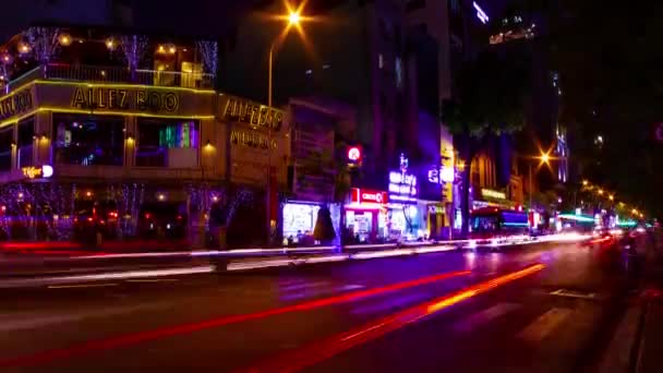 Ein nächtlicher Zeitraffer der Neon-Innenstadt an der Bui Vien Straße in Ho Chi Minh Vietnam Weitschussneigung — Stockvideo