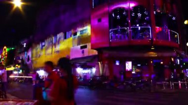 Ho Chi Minh Vietnam 'daki Bui Vien caddesinde neon ışıklarının olduğu gece.