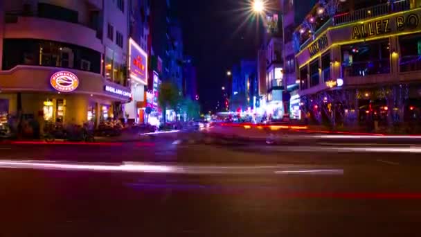 En natt timelapse av neon centrum på Bui Vien gatan i Ho Chi Minh Vietnam bred skott lutning — Stockvideo