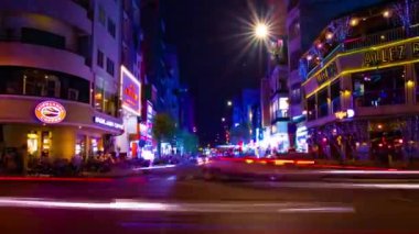 Ho Chi Minh Vietnam 'daki Bui Vien caddesindeki neon ışıklarının gece görüntüsü.