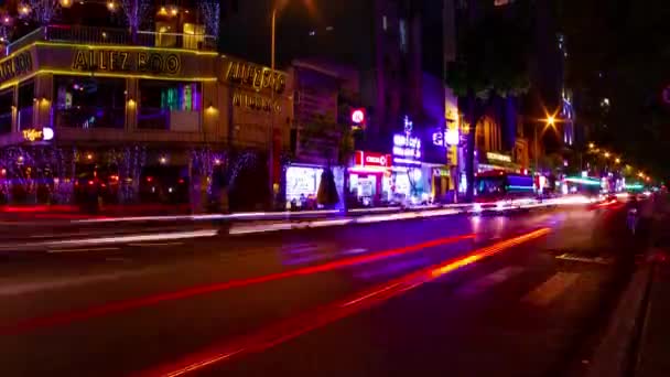 Nocny timelapse neonu śródmieście na Bui Vien ulicy w Ho Chi Minh Wietnam szeroki strzał tilt — Wideo stockowe