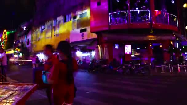 Ein nächtlicher Zeitraffer der Neon-Innenstadt an der Bui Vien Straße in Ho Chi Minh Vietnam Weitschussneigung — Stockvideo