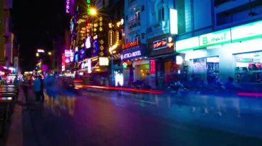 Ho Chi Minh Vietnam 'daki Bui Vien caddesindeki neon ışıklarının gece görüntüsü.