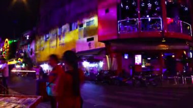 Ho Chi Minh Vietnam 'daki Bui Vien caddesindeki neon ışıklarının gece görüntüsü.