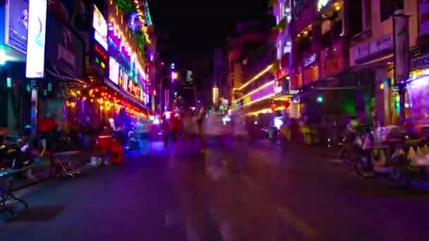 Een avond timelapse van de neon benedenstad op Bui Vien straat in Ho Chi Minh Vietnam wijd shot zoom — Stockvideo