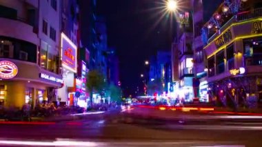 Ho Chi Minh Vietnam 'daki Bui Vien caddesindeki neon ışıklarının gece görüntüsü.