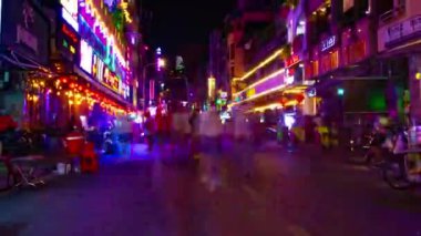 Ho Chi Minh Vietnam 'daki Bui Vien caddesindeki neon ışıklarının gece görüntüsü.