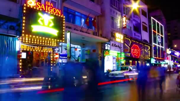 베트남 호치민의 부이 비엔 거리에 있는 네온 시내의 야간 타이머 사진 확대 — 비디오
