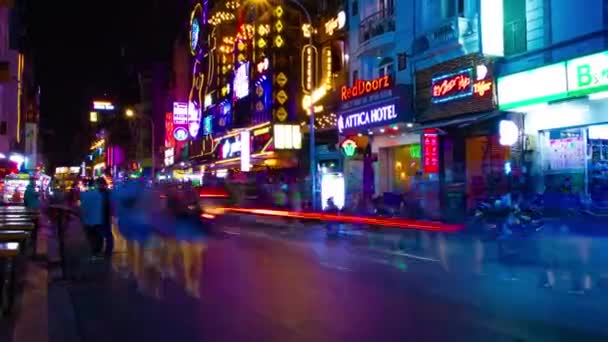 Μια νύχτα timelapse του νέον στο κέντρο της πόλης σε Bui Vien δρόμο στο Ho Chi Minh Βιετνάμ ευρύ πλάνο zoom — Αρχείο Βίντεο