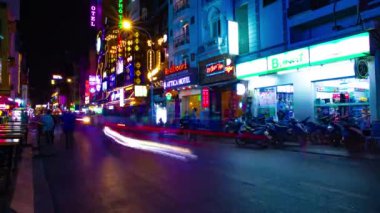 Ho Chi Minh Vietnam 'daki Bui Vien caddesinde neon bir gece görüntüsü.