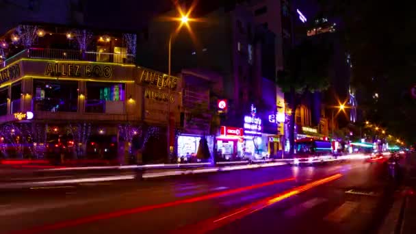 Nocny timelapse neonu śródmieście na Bui Vien ulicy w Ho Chi Minh Wietnam szeroki strzał — Wideo stockowe