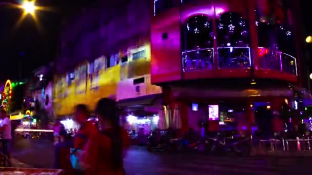 Sebuah malam tiLapse dari pusat kota neon di Bui Vien jalan di Ho Chi Minh Vietnam tembakan lebar — Stok Video