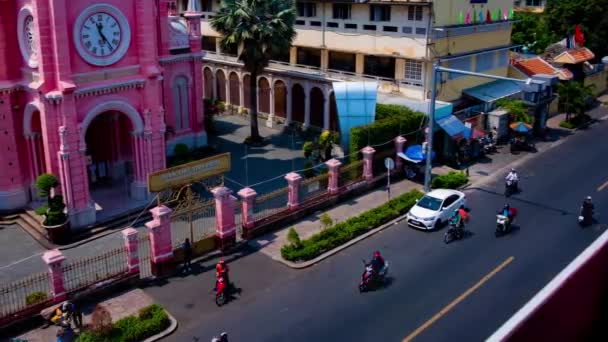 Ho Chi Minh 'deki Tan Dinh kilisesindeki trafik sıkışıklığının zamanı geniş açılı çekim. — Stok video