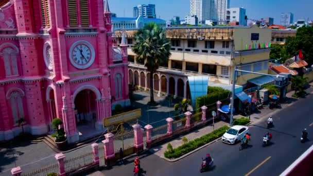 Ho Chi Minh 'deki Tan Dinh kilisesindeki trafik sıkışıklığının zamanı geniş açılı zoom. — Stok video