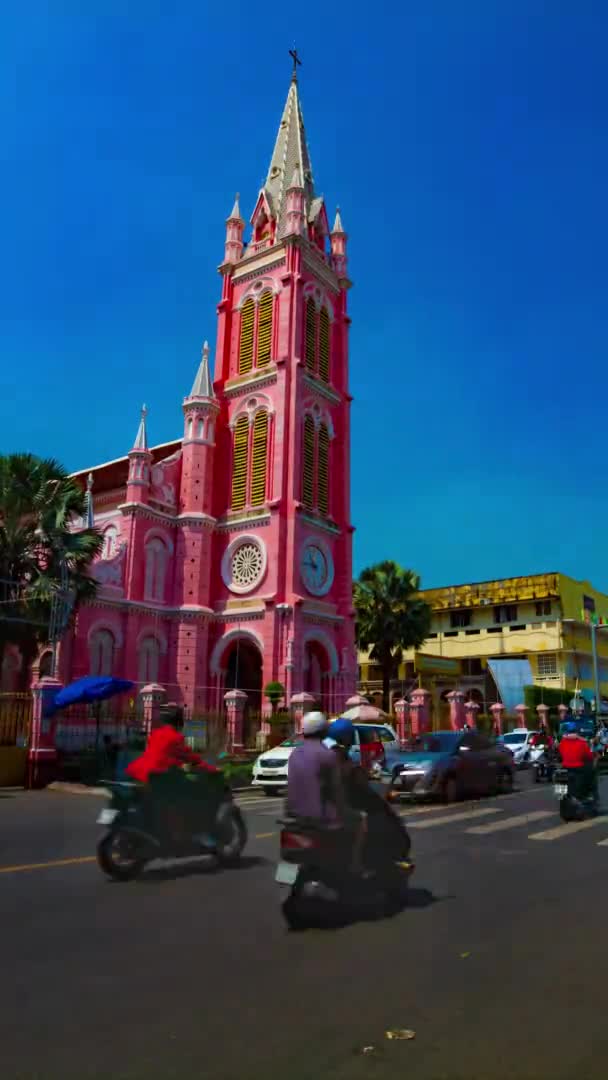 Timelapse korku w Tan Dinh kościele w Ho Chi Minh Wietnam pionowy strzał — Wideo stockowe