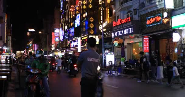 Een avond neon benedenstad op Bui Vien straat in Ho Chi Minh Vietnam wijd shot — Stockvideo
