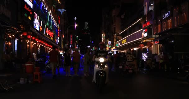Eine nächtliche Neon-Innenstadt in der Bui Vien Straße in Ho-Chi-Minh Vietnam Weitwinkelaufnahme — Stockvideo