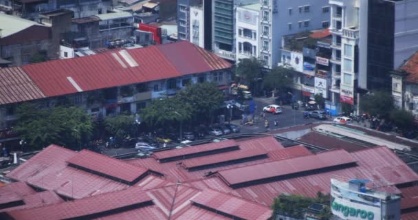 Een hoge hoek uitzicht van de straat op Ben Thanh markt in Ho Chi Minh lange uitzicht — Stockvideo