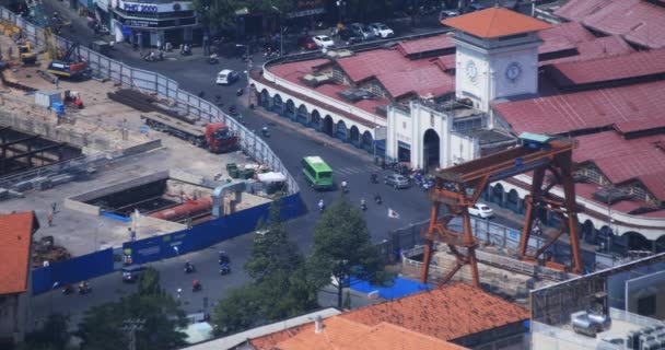 Uma visão de alto ângulo da rua no mercado Ben Thanh em Ho Chi Minh tiro longo — Vídeo de Stock