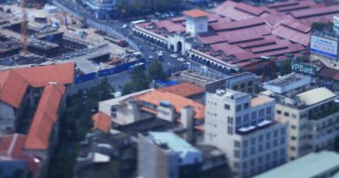 Ho Chi Minh 'deki Ben Thanh pazarındaki minyatür caddenin yüksek açılı görüntüsü.