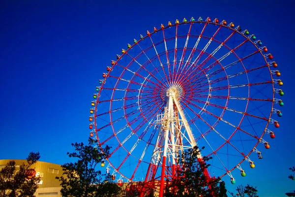 在东京奥代巴的游乐园里有一个摩天轮 — 图库照片
