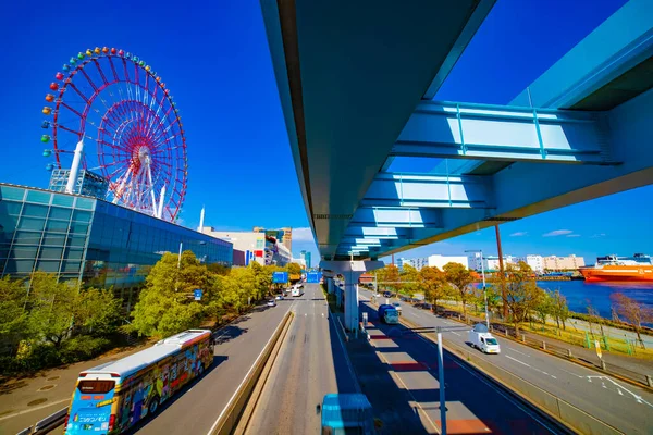 Una ruota panoramica nel parco divertimenti di Odaiba Tokyo diurna — Foto Stock